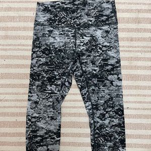 | Lululemon | cropped Wunder Under leggings. Size 10.